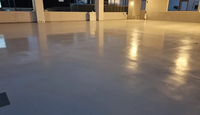 民用项目施工中，工程配套服务如何保障项目顺利进行？